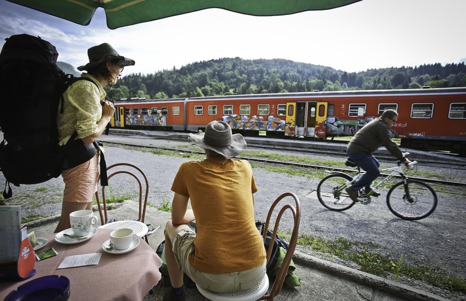 Fotografija: Potovanje z vlakom je nekaj čarobnega. FOTO: Jože Suhadolnik