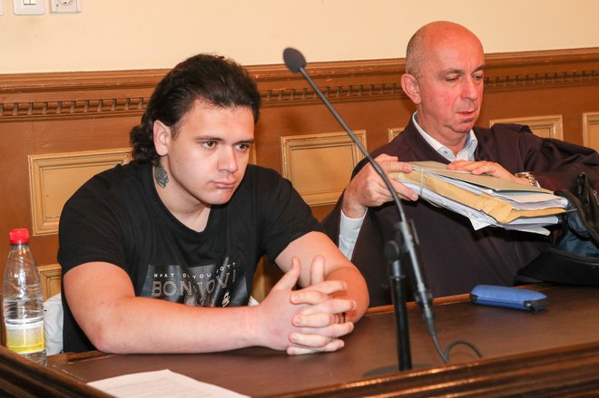 Stefan Cakić skupaj z zagovornikom Gorazdom Fišerjem na včerajšnji obravnavi.<strong> </strong>Foto: Marko Feist