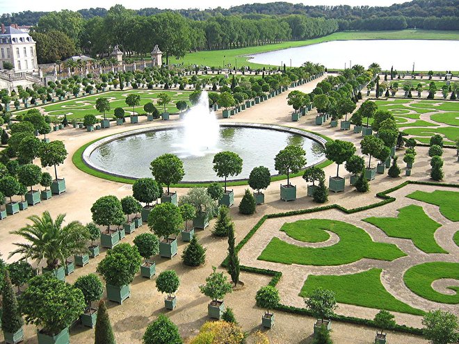 Med najbolj slovečimi so verjetno versajski vrtovi, ki jih obišče več kot šest milijonov ljudi na leto. Foto: wikipedia