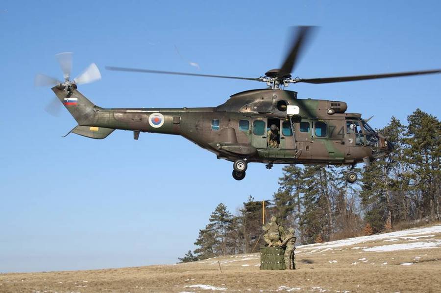 Fotografija: Reševati so ju morali s helikopterjem naše vojske. FOTO: Slovenska vojska