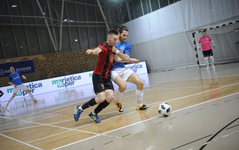 Fotografija: Dobovec Pivovarna Kozel in Litija sta zagotovilo za dober in gledljiv futsal. FOTO: Drago Perko
