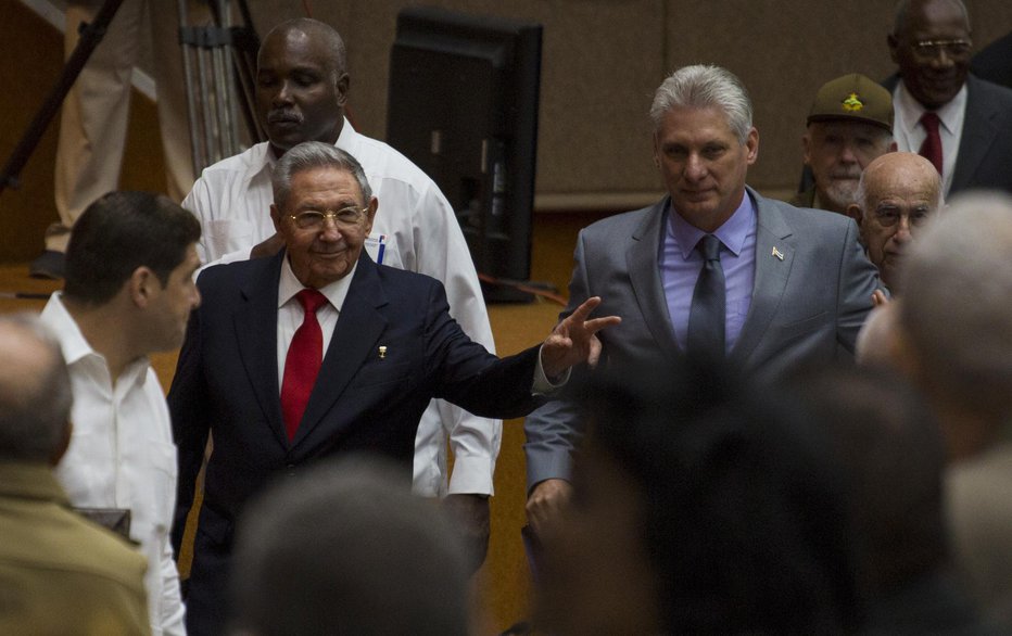 Fotografija: Raul Castro bo oblast predal Miguelu Diaz-Canelu. FOTO: Irene Perez, AP