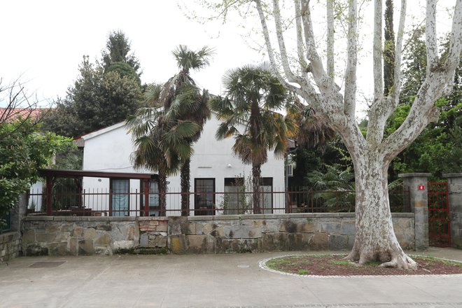 Hiša stoji na prekrasni lokaciji v starem delu Kopra. Vrata so bila ob našem prihodu zaklenjena. Foto: Dejan Javornik