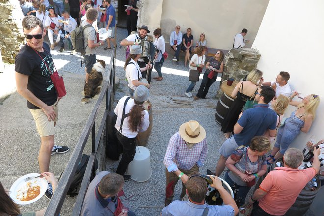 Ulice Šmartnega so bile dovolj prostorne za vse, ki so skorajda poletno soboto namenili uživanju v kulinaričnih dobrotah, dopolnjenih s kapljico vina iz Goriških brd.