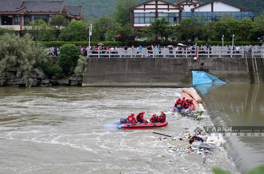 Fotografija: Reševalci se previdno približujejo jezu. FOTO: Fb