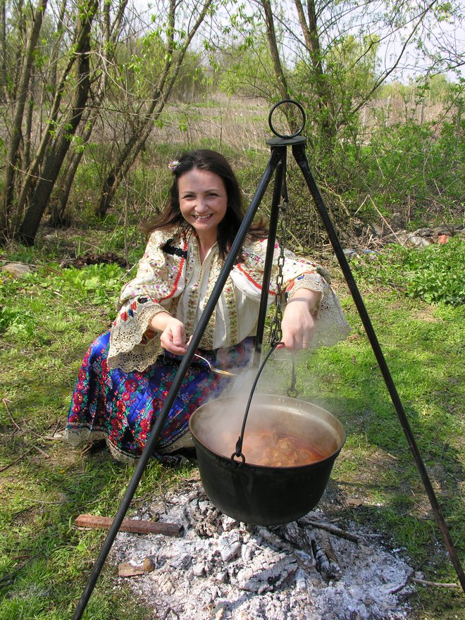 Lidija Omerzu v narodni noši hrvaške pokrajine Baranja, od koder izhaja njena družina.