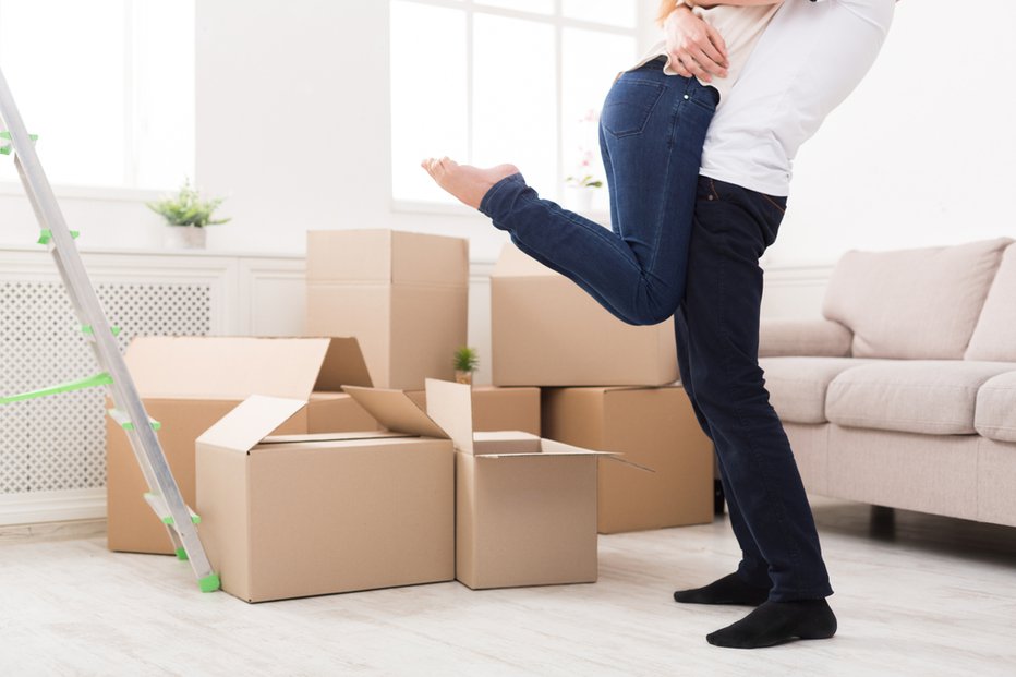 Fotografija: Crop of happy couple hugging near unpacked boxes in new apartment, copy space FOTO: Milkos Getty Images/istockphoto