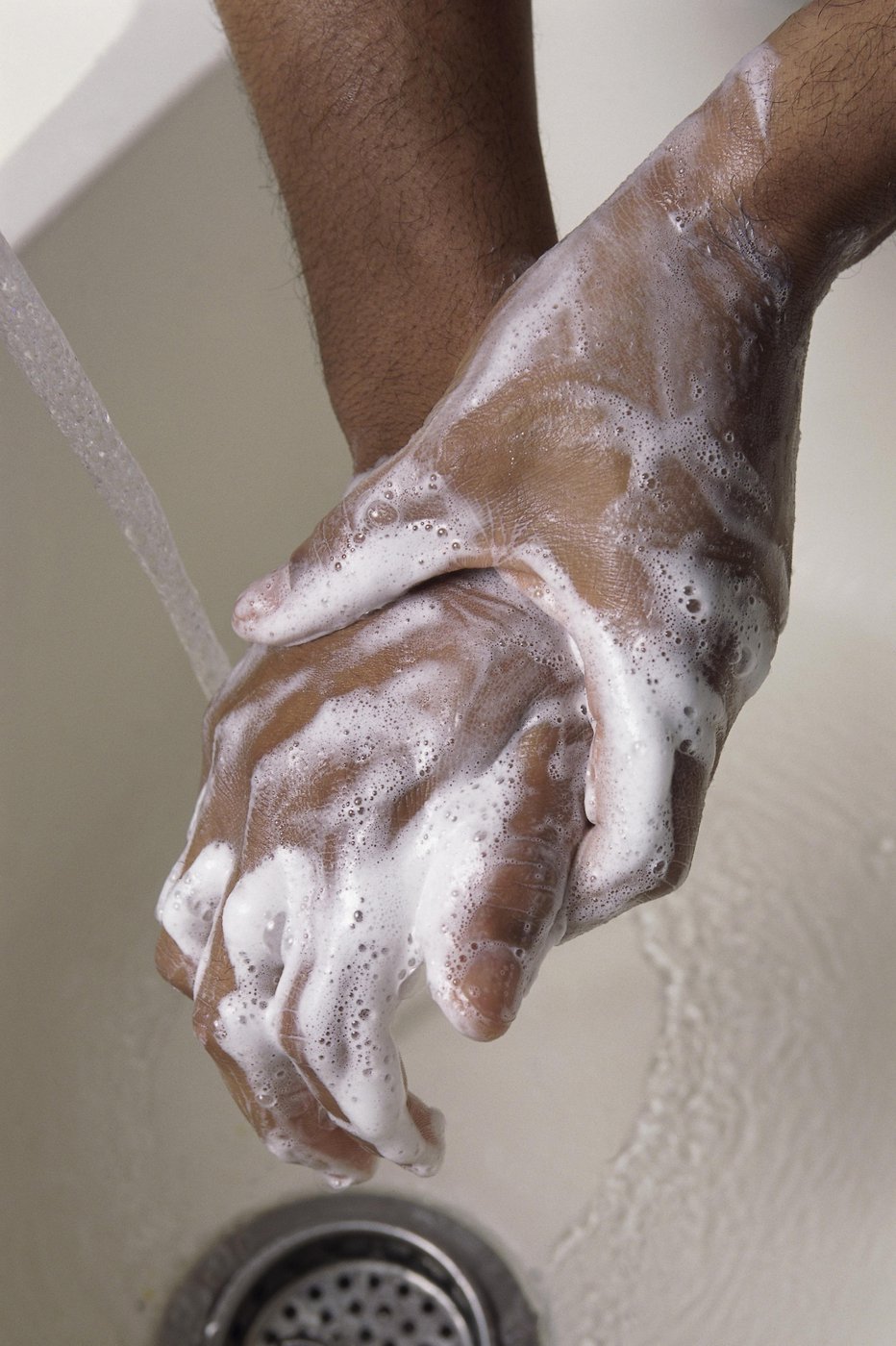 Fotografija: Pogosto umivanje rok z milom in toplo vodo bi moralo biti samoumevno.
