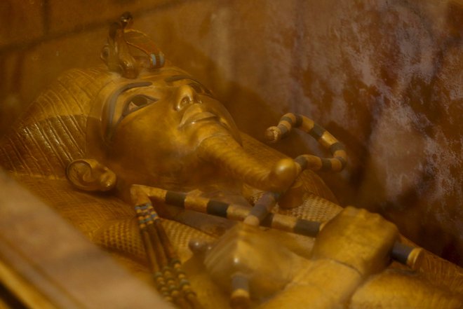 The golden sarcophagus of King Tutankhamun in his burial chamber is seen in the Valley of the Kings, in Luxor, Egypt, November 28, 2015 file photo. Egypt has unearthed further evidence that a secret chamber, believed by some to be the lost burial site of Queen Nefertiti, may lie behind King Tutankhamun's tomb, Egypt's antiquities minister said on March 17, 2016. REUTERS/Mohamed Abd El Ghany/Files FOTO: Mohamed Abd El Ghany Reuters