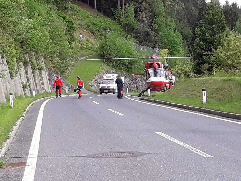 Fotografija: S helikopterjem so hudo poškodovano Mariborčanko prepeljali v celovško bolnišnico. FOTO: Fabi Rossi/Motoristi