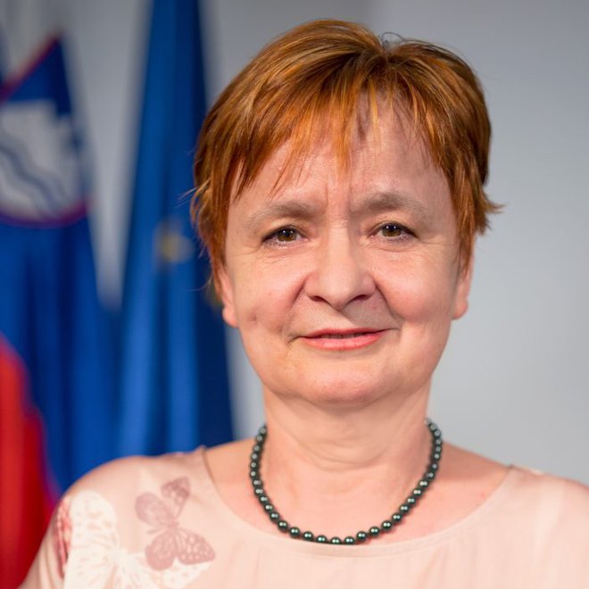 Sporna kandidatka Milena Babič, ki je sedela na dveh stolčkih hkrati. FOTO: spletna stran SD