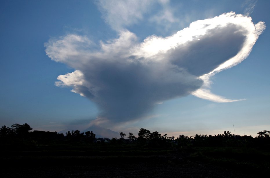 Fotografija: Vulkan, dim iz Merapija. FOTO:  Reuters