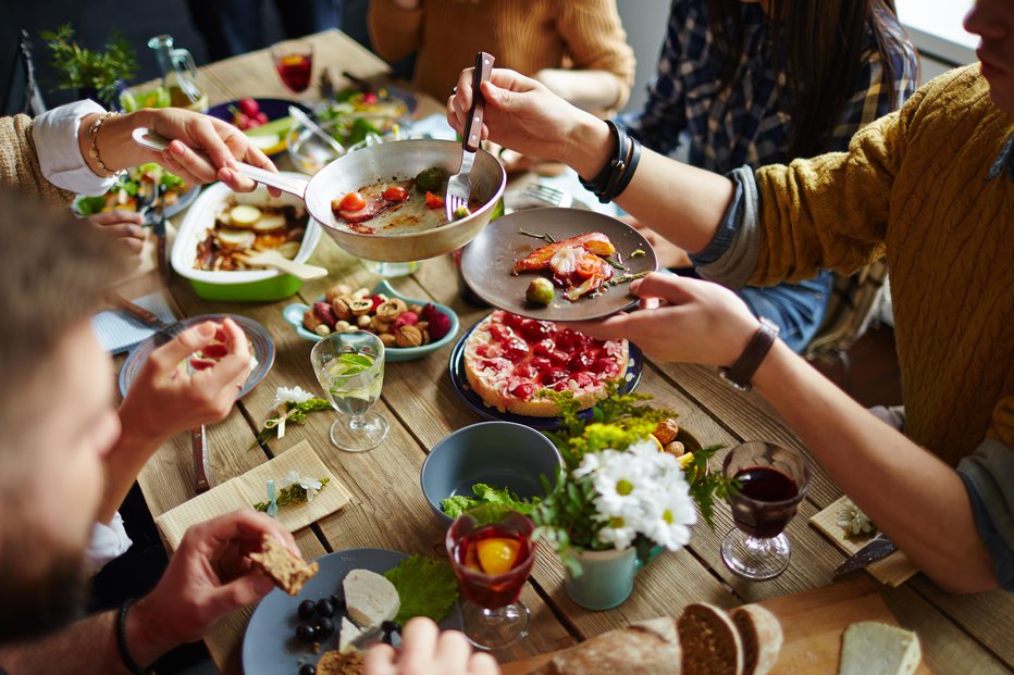 Fotografija: Ne le hrana, tudi druženje za mizo je pomembno. FOTO: Thinkstock
