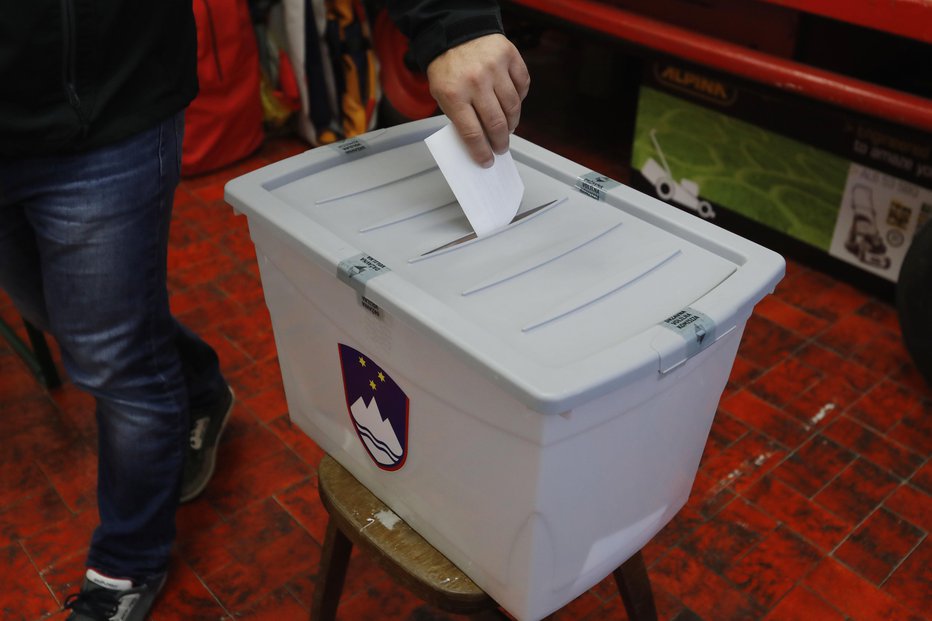 Fotografija: V nedeljo na voliščih glasovanje o zakonu o drugem tiru. FOTO: Leon Vidic, Delo