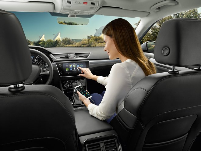 V Superbu boste imeli vedno dostop o podatkih o svoji vožnji, na zaslon infotainment sistema pa boste lahko preslikali tudi zaslon svojega pametnega telefona pri uporabi za to razvitih aplikacij. FOTO: Škoda