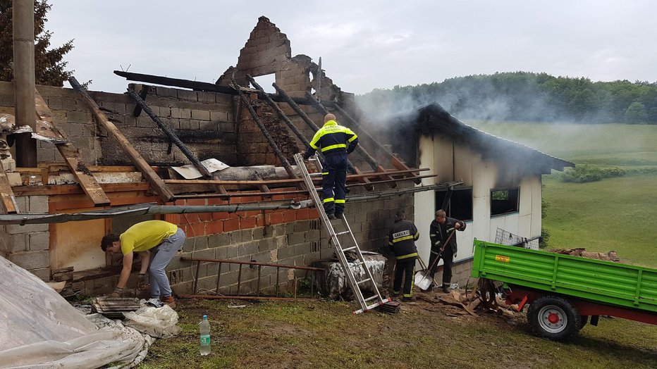 Fotografija: Gasilci so bili na kraju požarišča tudi včeraj FOTO: Tanja Jakše Gazvoda