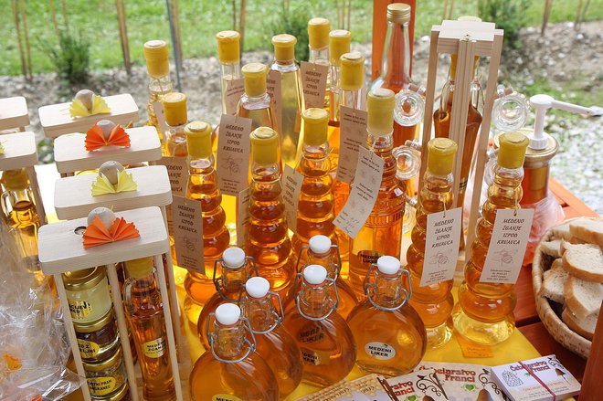 Čebelarji poleg medu ponujajo številne izdelke. FOTO: Primož Hieng