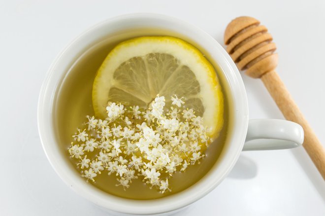 Bezgov čaj lahko pijemo tudi za žejo, dodamo mu malo limone in medu. FOTO: GettyImages