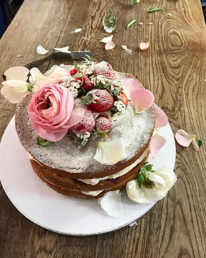 Kot večina Clairinih sladic je s pravim cvetjem okrašena tudi poročna torta.