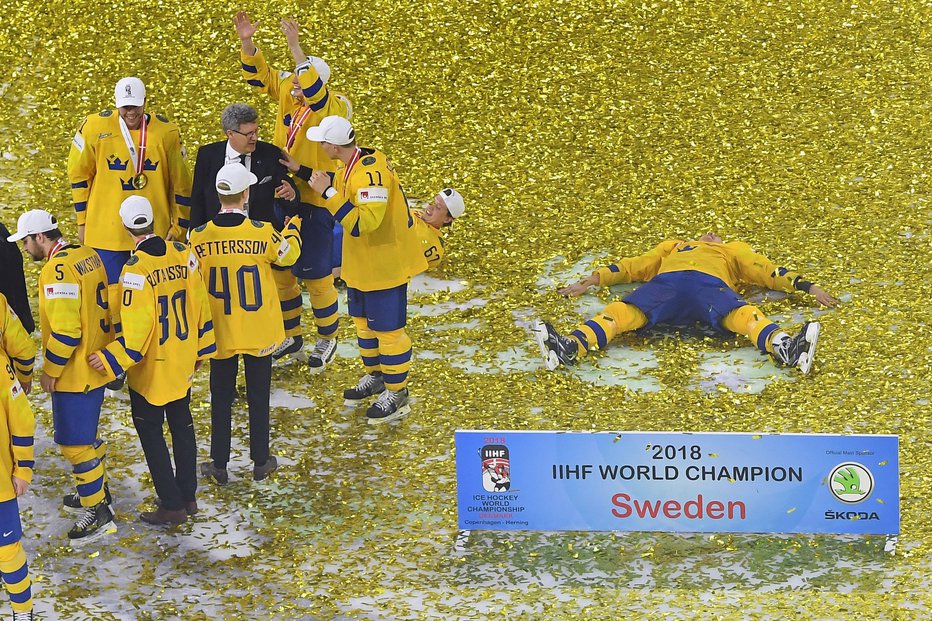 Fotografija: Švedski hokejisti so se nove lovorike veselili kakor majhni otroci. FOTO: AFP