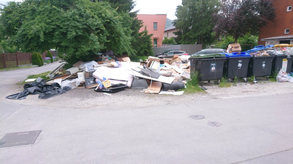 Fotografija: Velik kup smeti se je nabral. FOTO: bralec
