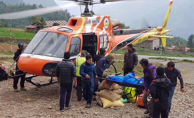 Truplo Japonca so s helikopterjem prepeljali v Katmandu. Foto: AFP