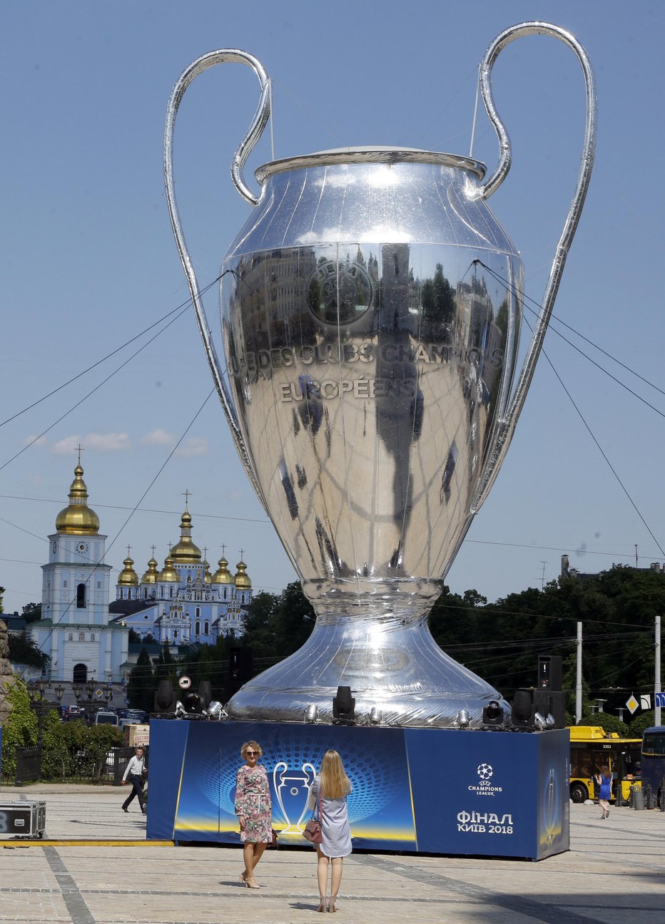 Fotografija: Na prizorišču jutrišnjega finala lige prvakov v Kijevu je že velikanska kopija lovorike za zmagovalca. FOTO: AP