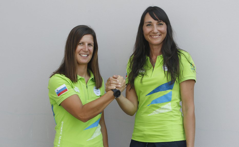 Fotografija: Tina Mrak in Veronika Macarol sta se po letu 2015 spet okitili z naslovom evropskih prvakinj v olimpijskem razredu 470. FOTO: Leon Vidic
