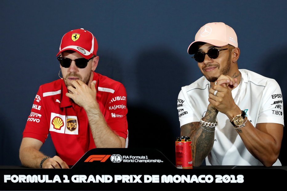 Fotografija: Sebastian Vettel (levo) in Lewis Hamilton (desno) sta tudi letos glavna kandidata za osvojitev lovorike v formuli 1. FOTO: Reuters