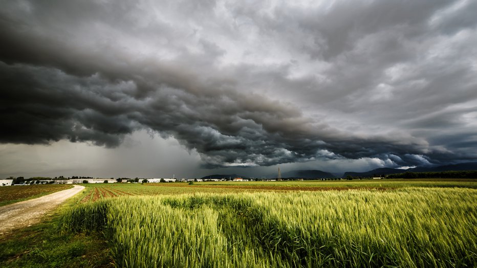 Fotografija: Črni oblaki se zgrinjajo nad del Slovenije. FOTO: Getty Images, Istockphoto