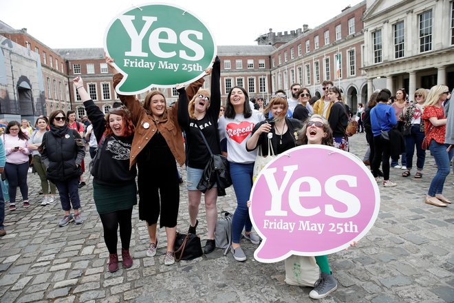 Ženske na Irskem takole slavijo odločitev državljanov glede ukinitve prepovedi splava. FOTO: Max Rossi, Reuters