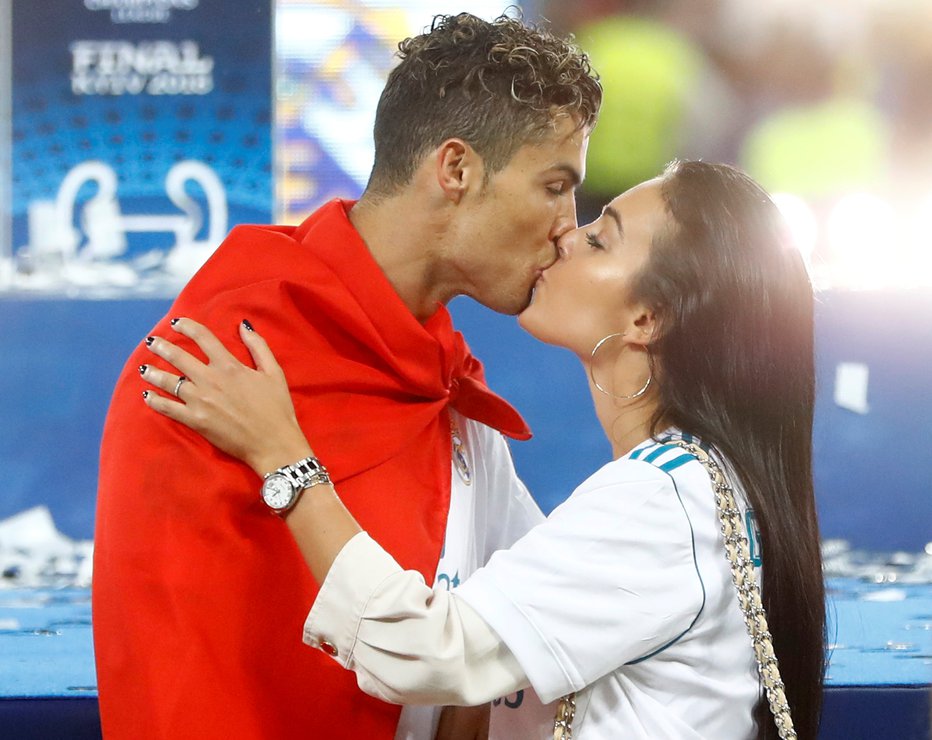 Fotografija: Nogometni zvezdnik s srčno izbranko Georgino Rodriguez. FOTO: Reuters