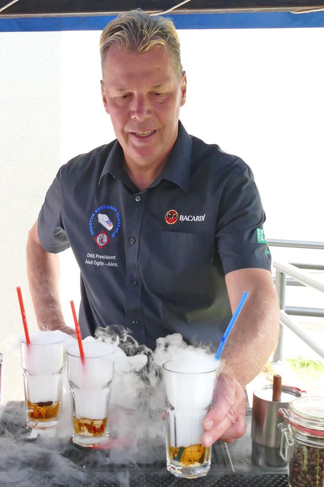 Barman Aleš Ogrin je pripravil koktajl iz zrn pražene kave, viskija in suhega ledu.