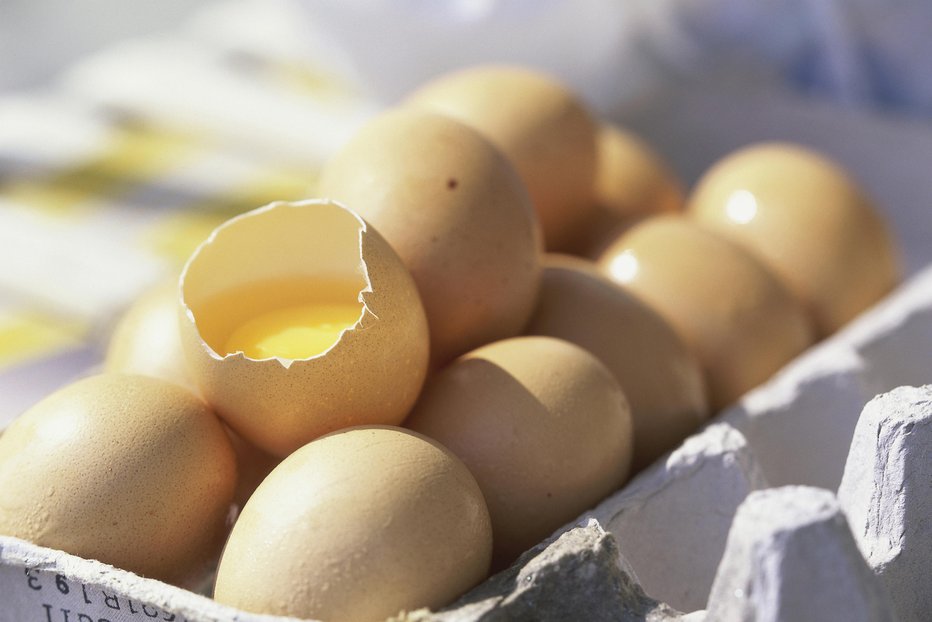 Fotografija: Close-up of a broken egg in an egg carton FOTO: Purestock Getty Images/purestock