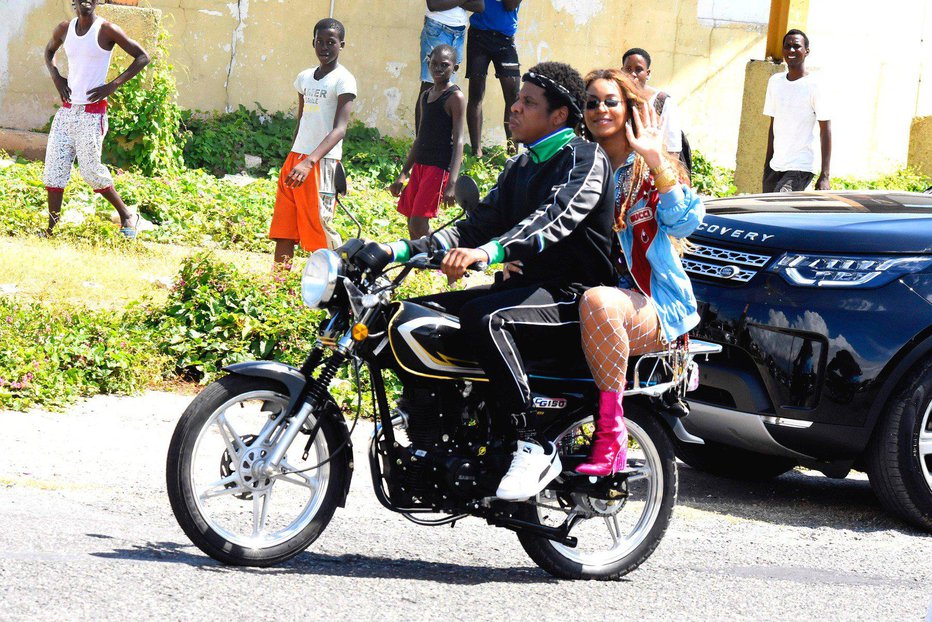 Fotografija: Beyonce in Jay-Z se na motorju odlično počutita.