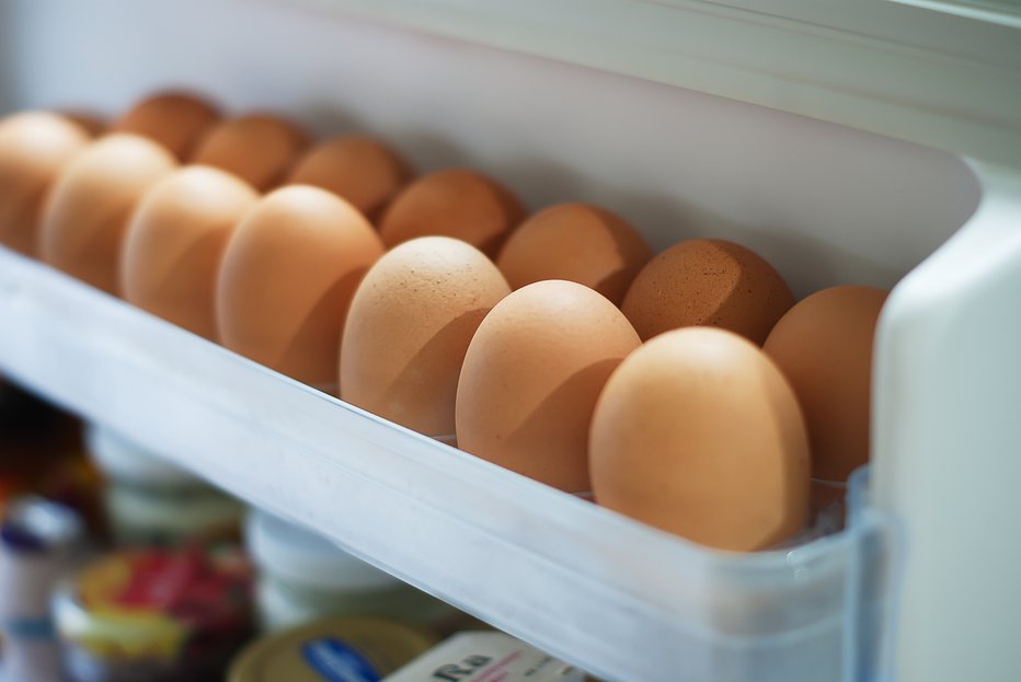 Fotografija: Jajc ne bi smeli shranjevati na vratih hladilnika. FOTO: Thinkstock