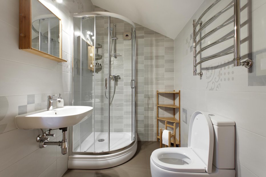 Fotografija: Vsako kopalnico je mogoče navidezno povečati. FOTO: Thinkstock