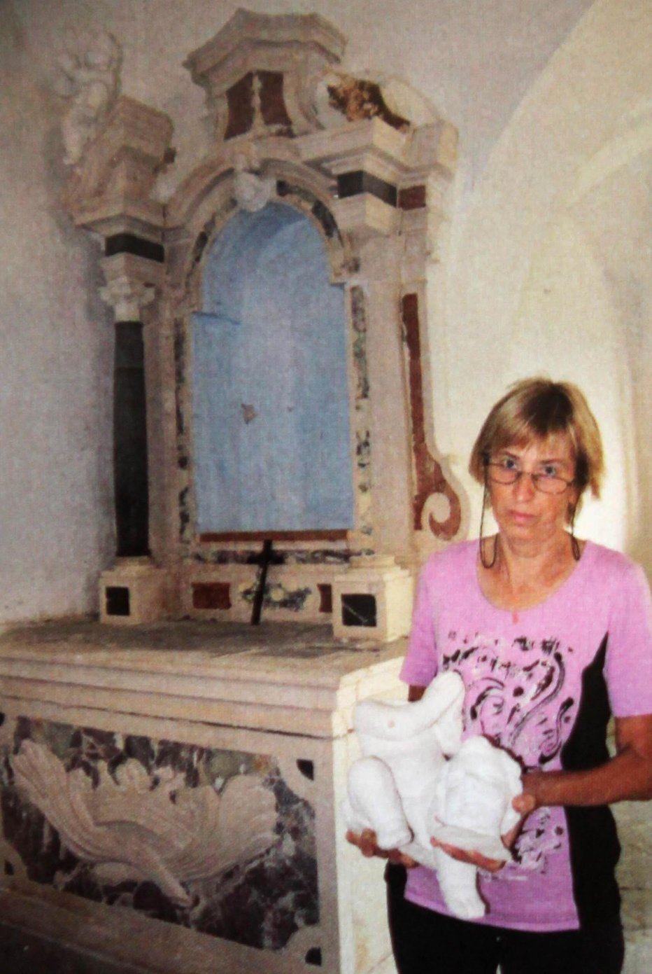 Fotografija: Nadja Lukač s Kovčic z obglavljenim kipom angela FOTO: Igor Mali