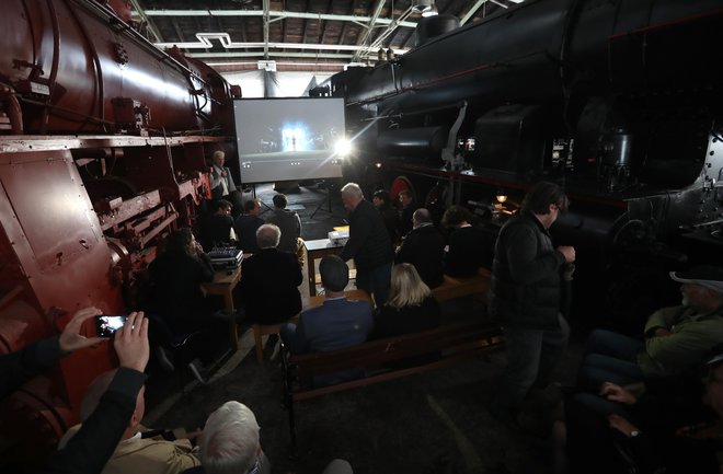 Na predstavitvi videa se je v Železniškem muzeju zbralo več deset ljudi.