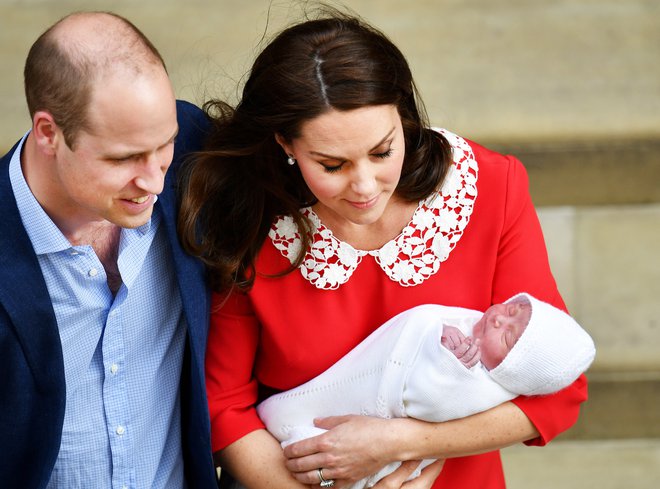 William in Kate aprila letos, ko sta zapuščala porodnišnico z najmlajšim otrokom, sinom Louisom. FOTO: Reuters