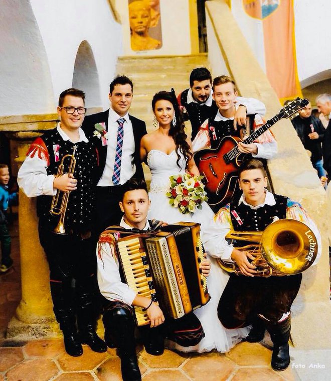 Mladi korenjaki pa so na zadnji letošnji poroki v zakon pospremili pevko Slovenskih zvokov Tadejo Abram in Sandija Avbrehta, člana Ansambla bratov Avbreht. FOTO: Osebni Arhiv