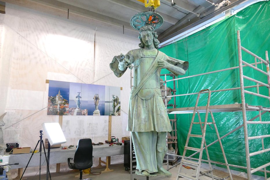 Fotografija: Povsem obnovljeni kip še brez kril FOTO: Primož Hieng