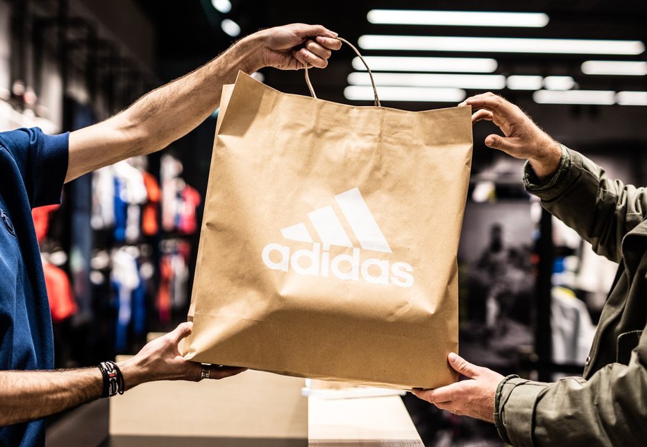 Fotografija: Kopalke, ki jih Adidas umika iz prodaje, so iz linije Infinitex® 3-Stripes in opremljene s tremi črtami. V sklopu kolekcij 2017 in 2018 so bile naprodaj v spletni trgovini adidas.com, v Adidasovih trgovinah in pri pooblaščenih trgovcih po vsem svetu. FOTO: Adidas