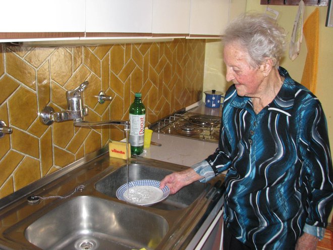 V kuhinji večkrat pomaga pri pripravi hrane in pomivanja posod FOTO: Milan Glavonjić