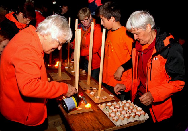 Prižiganje svečk je ekipno delo članic Šole zdravja iz Šoštanja.