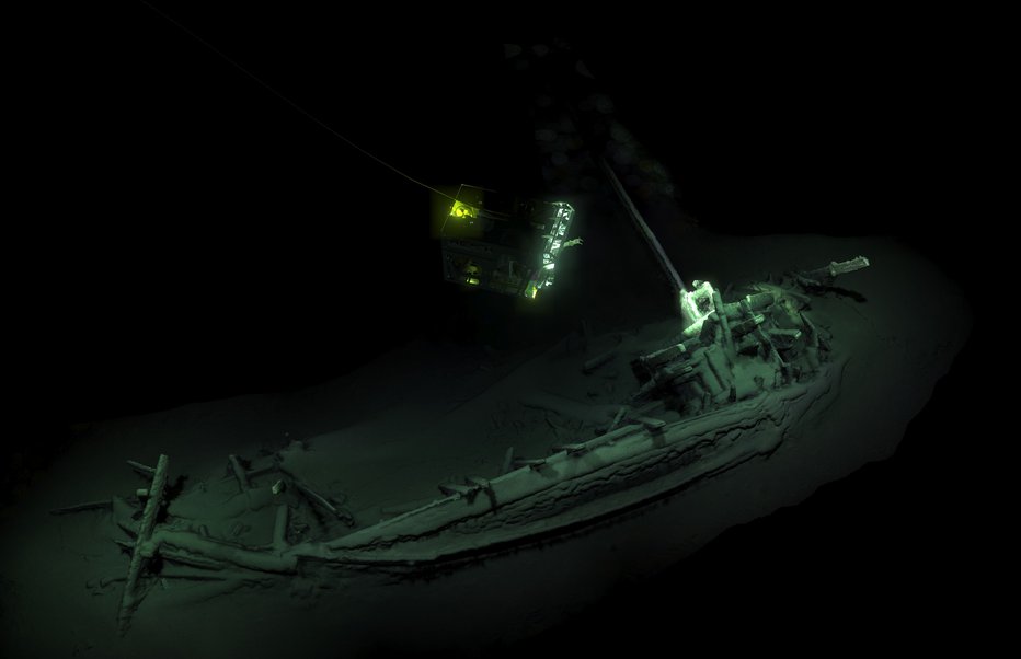 Fotografija: Do dragocene najdbe so poslali podmornico na daljinsko vodenje. FOTO: AFP