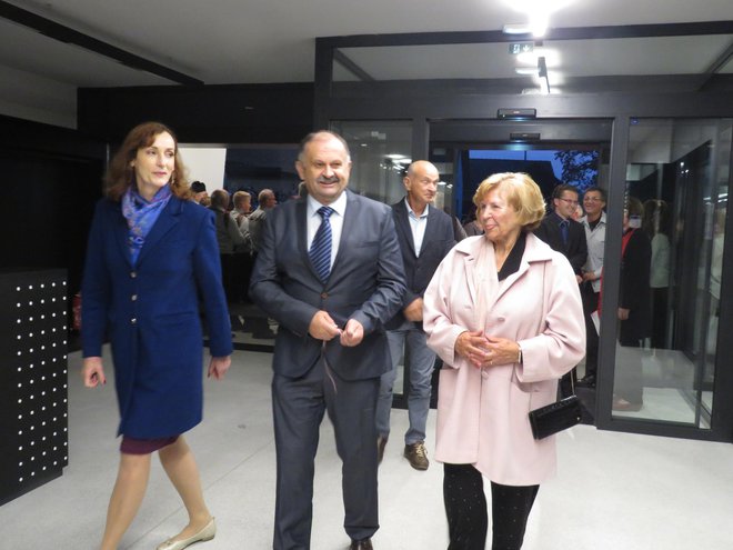 Saša Pavček, župan Andrej Kastelic in Ivanka Slak so najprej prerezali trak in nato prvi vstopili skozi vrata novega muzeja.