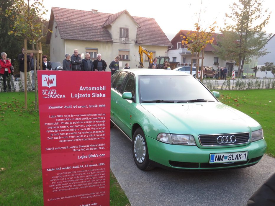 Fotografija: Družina Slak je občini Mirna Peč tik pred odprtjem muzeja predala še zadnji eksponat: zelenega audija, ki je bil do smrti last Lojzeta Slaka.