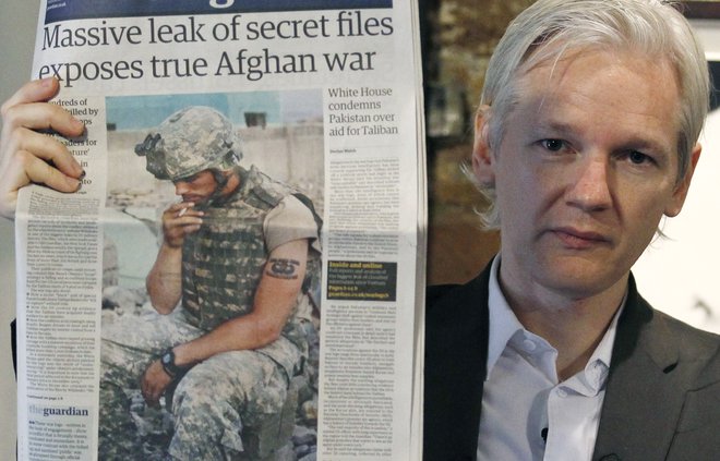 Afganistanske dosjeje, objavljene na Wikileaksu, so povzemali vsi svetovni mediji. Na fotografiji Julian Assange na tiskovni konferenci julija 2010 v Londonu. FOTO: Reuters