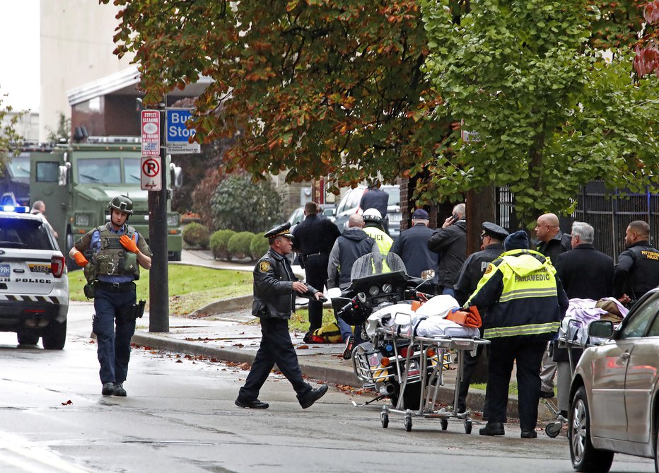 Fotografija: Med ranjenimi so bili tudi štirje policisti. FOTO: AP